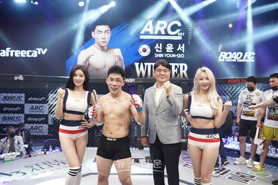 *신윤서 심판 만장일치로 김산에 승
