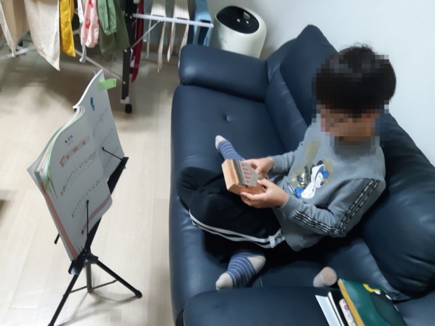 칼림바 연주장면