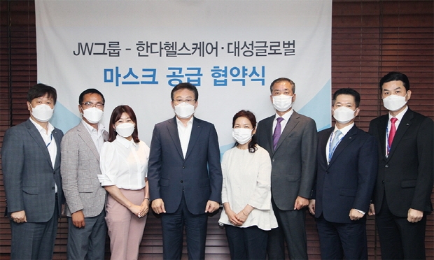 JW홀딩스가 18일 서초동 본사에서 한다헬스케어, 대성글로벌과 마스크 유통사업을 위한 전략적 제휴를 맺었다. (왼쪽부터) 한다헬스케어 김선이 대표, JW홀딩스 한성권 대표, 대성글로벌 이명선 대표가 기념촬영을 하고 있다.