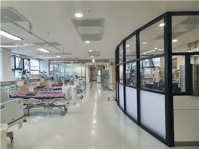 경기도 지원을 받아 마련한 코로나19 중증환자 치료를 위한 자동문 설치와 간호데스크 격벽을 설치한 안성병원