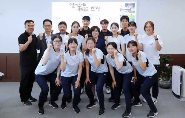 김보라 안성시장이 직장운동경기부 선수단을 격려했다.