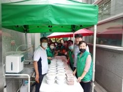 대원동새마을부녀회 삼계탕 나눔 행사 모습