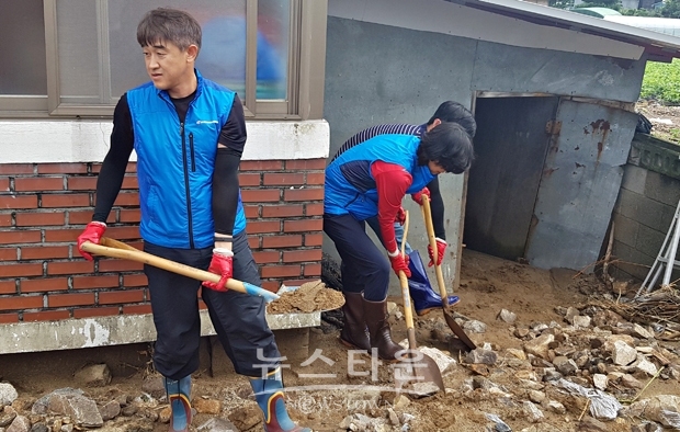 충주시공무원노조 호우피해 복구지원(엄정면 비석마을)