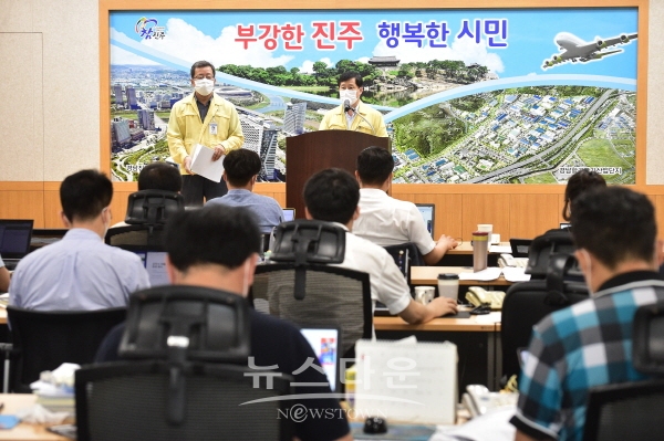 진주시 허종현 국장이 2020년 10월 축제 관련 기자회견을 하고 있다.