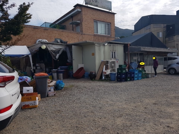 불법 건축한 식당건물과 창고와 주방이 한눈에 보인다