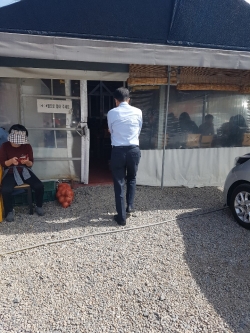 불법건축물에 식사를 하기 위해 손님이 출입하고 있다 내부는 손님이 즐비하며 객석은 30여석 가량이다.