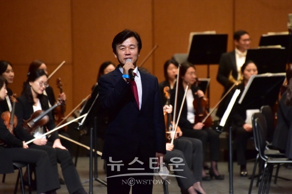 정기연주회에서 인사말 하고 있는 조규일 진주시장