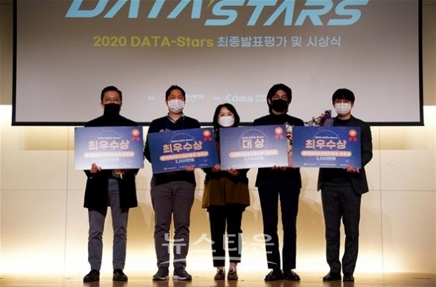 왼쪽부터 빅인사이트 홍승표 대표, 모비두 이윤희 대표, 한국데이터산업진흥원 민기영 원장, 셀렉트스타 신호욱 대표, 탱커펀드 임현서 대표