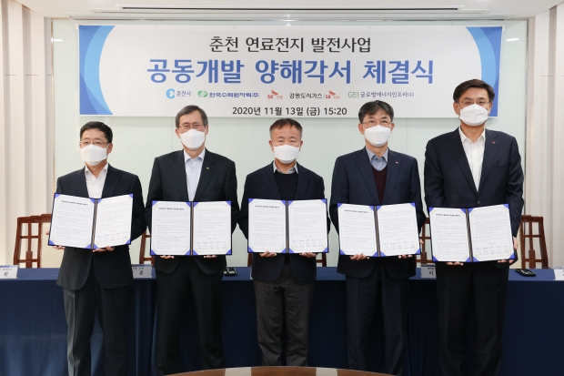 (왼쪽부터) 김덕환 글로벌에너지인프라 대표, 정재훈 한수원 사장, 이재수 춘천시장, 박경식 강원도시가스 대표, 이왕재 SK건설 연료전지사업그룹장