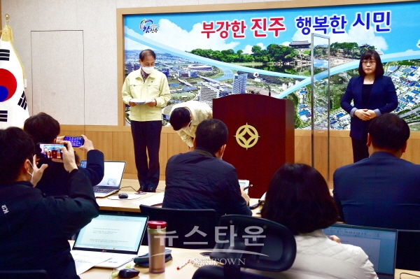조규일 진주시장이 코로나19 정례 브리핑에서 이ㆍ통장 연수와 관련해 고개숙여 사과하고 있다.