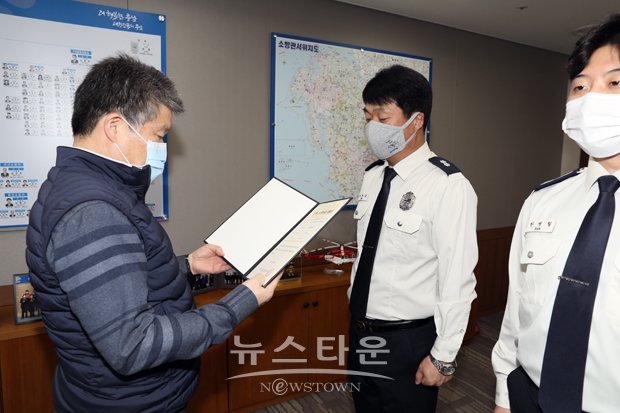 손정호 소방본부장이 이연삼 소방본부 직장협의회 대표에게 설립증을 교부하고있는 모습