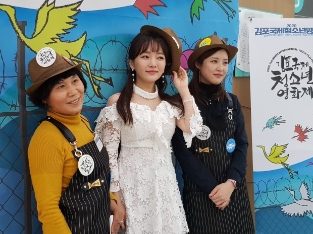 개막식 사회자인 배우 윤송아와 시민운영단