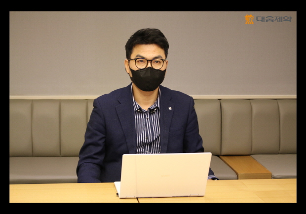 4일 오전 온라인으로 개최된 2021년 대웅제약 시무식에서 전승호 사장이 신년사를 발표하고 있다