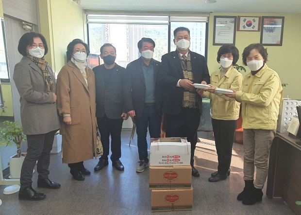 경주시 새마을회가 지난 4일 경주시 보건소를 찾아 직원들에게 간식을 전달한 후 기념촬영을 하고 있다.