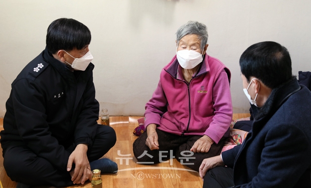 조선호 충남소방본부장이 설 명절을 앞둔 2월 2일 홍성군과 예산군에 거주하는 독거어르신을 찾아 준비한 소정의 위문품을 전달하고 위로하며 대화의 시간을 가졌다.