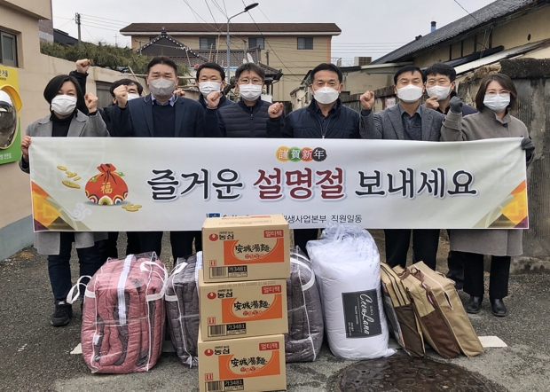 경주시 도시재생사업본부가 지난 1일 사업구역 내 소외된 이웃을 위해 따듯한 위문품을 전달한 후 기념촬영을 하고 있다.