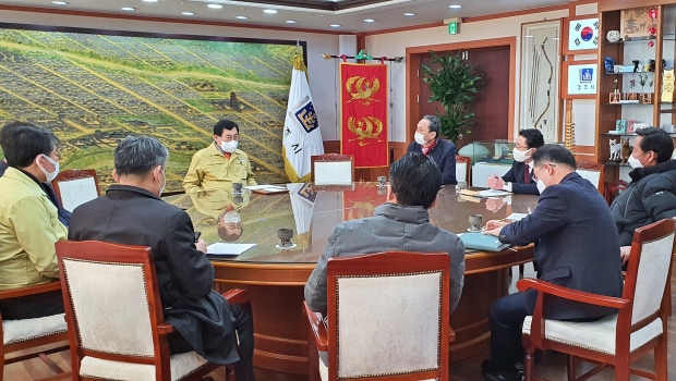 주낙영 경주시장이 지난 3일 오전 대외협력실에서 지역 여행사 대표들과 만나 애로사항을 듣고 있다