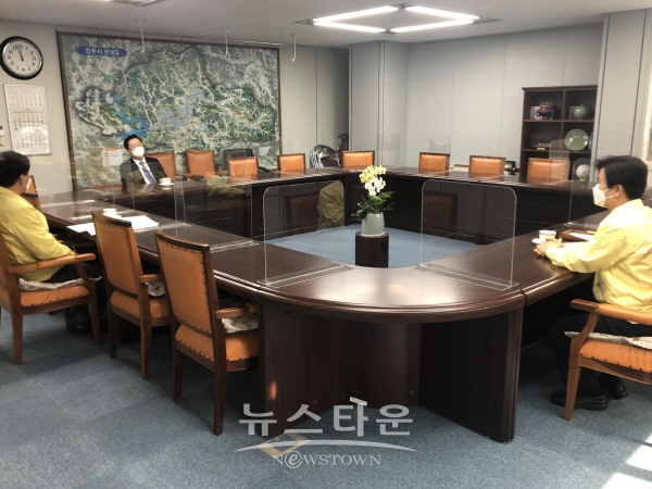 조규일 진주시장과 이창희 국방기술품질원장이 사회적 거리두기를 준수한 가운데 간담을 하고 있다.