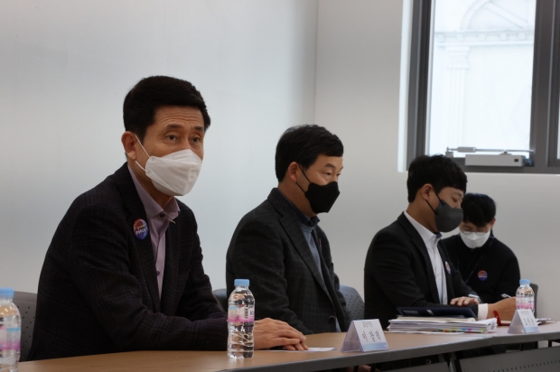 이강덕 포항시장, 지진피해조사단 주관사 A1손해사정 대표 등 10명이 간담회를 진행하고 있다.