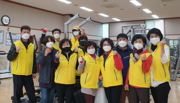 중부동 주민자치위원들이 자치센터 내 청소 및 방역을 실시하는 모습과 마친 후 함께 기념촬영을 하는 모습.
