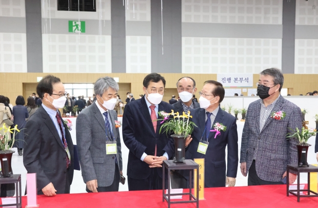 주낙영 경주시장이 제44회 대한민국 자생란대전에 참석해 현장을 둘러보고 있다.