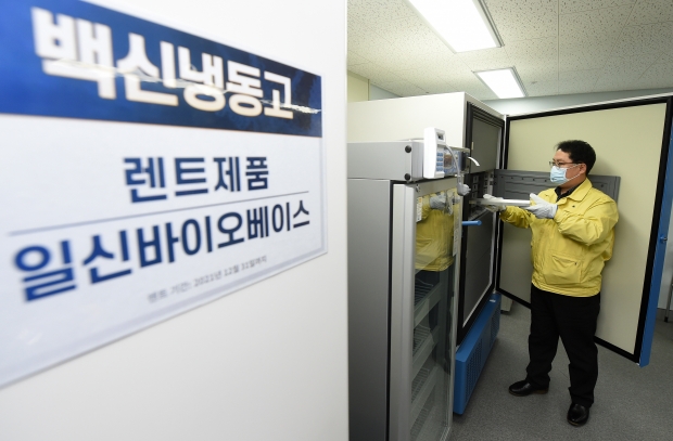 지난 15일 연수구 선학체육관에 설치된 코로나19 예방접종센터 백신보관실에서 관계자가 냉동고를 점검하고 있다