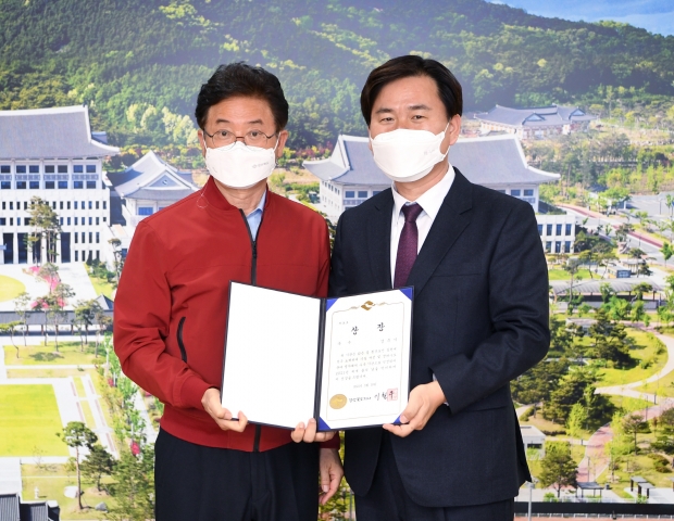 경주시에서 2021년 ‘세계 물의 날’ 기념 경상북도 물관리 종합평가 우수기관상을 수상하고 기념촬영을 하고 있다.(왼쪽부터) 이철우 경북도시자, 김호진 경주시 부시장