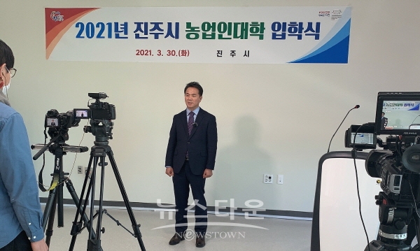 이성형 농업기술센터 소장이 입학 환영사 촬영을 하고 있다.