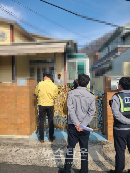 5인 이상 사적모임 금지 위반 신고를 받고 출동한 경찰과 공무원