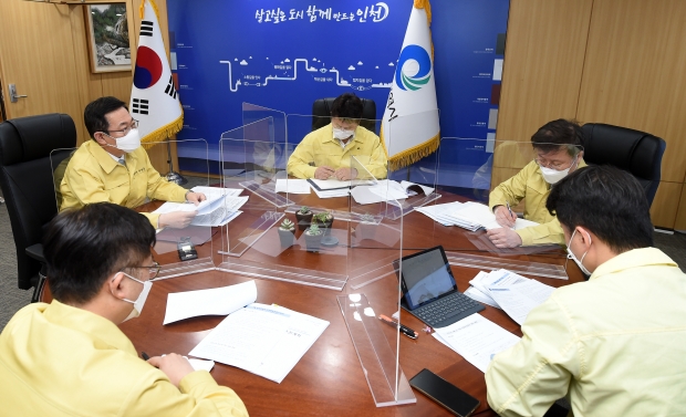 박남춘 인천광역시장이 지난 1일 시청 접견실에서 열린 '4월 실·국장 이음영상회의'에서 실·국장들과 4월 업무계획 및 주요사항 등을 논의하고 있다.
