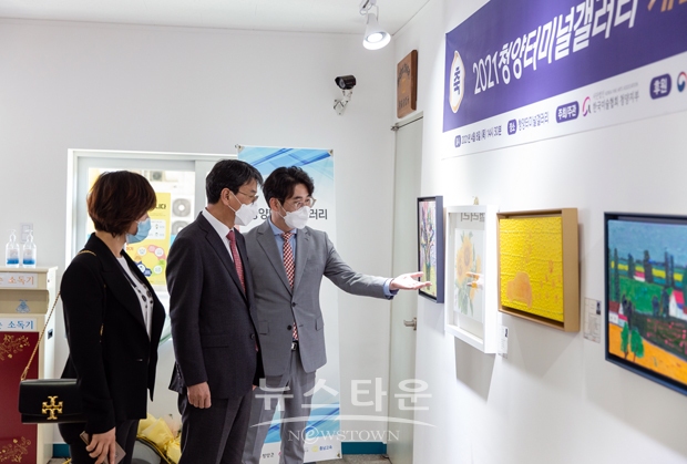 지난 4월 8일 청양군이 청양시외버스터미널 대합실에 지역작가 37인의 회화와 조각품 등을 전시할 수 있는 갤러리를 개관했다.