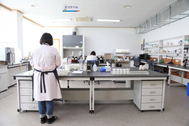 토양 및 농산물안전성분석 모습