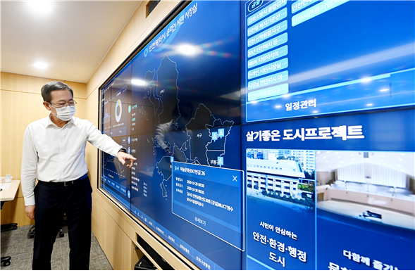 박남춘 시장이 10월 29일 시청 접결실에서 열린 '온라인 시민시장실 완료보고회'에서 DID 멀티비전을 활용해 '온라인 시민시장실' 구축 시연을 하고 있다.