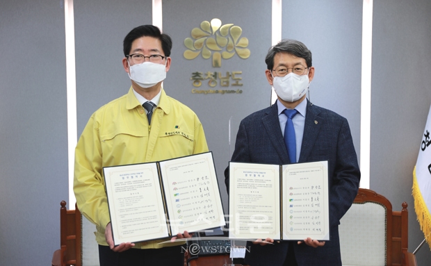 충남도립대학교가 지난 4월 26일 충남도청에서 양승조 도지사(좌측)와 김용찬 총장(우측)이 만나 ‘충남도립대학교 간호학과 신설’을 위한 업무협약을 체결했다.