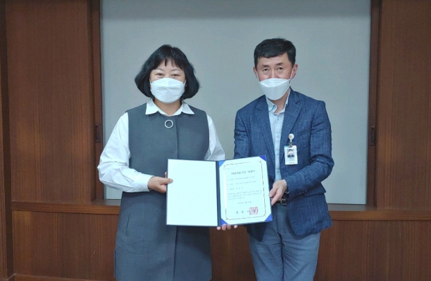 지난달 26일 경주시가 동국대학교 경주병원에 아동학대 전담의료기관 지정서를 전달하고 있다