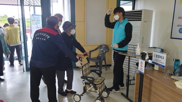 한국자유총연맹 경주시지회 회원들이 자원봉사를 펼치는 모습