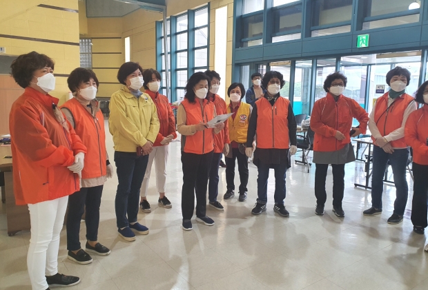 경주시 여성단체협의회에서 12일 코로나19백신예방접종센터에서 봉사활동을 펼치고 있다