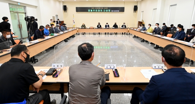 박남춘 인천광역시장이 20일 영흥도 영흥늘푸른센터에서 열린 '친환경 인천에코랜드(가칭) 조성관련 영흥주민과의 간담회'에서 주민들과 간담회를 갖고 있다.