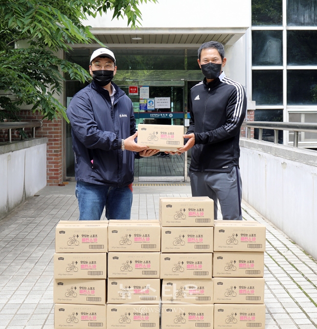 삼아리테일에서 선문대 축구부에 에너지 보충제 에너지바를 기증했다. 사진) 좌측부터 삼아리테일 서상준 본부장, 선문대 안익수 감독)