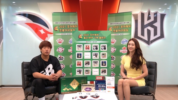 kt 강백호(왼쪽) 선수와 박지영 아나운서가 지난달 수원kt위즈파크에서 열린 조아제약 프로야구 대상 월간 MVP 기부 챌린지에 참여했다.