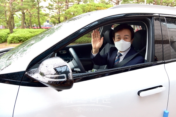 수소차 시승하는 조규일 진주시장