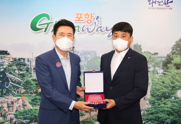 왼쪽부터 이강덕 포항시장, ㈜동명기술공단 김성학 차장