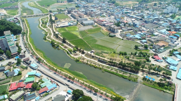 유구천변 수국정원 전경