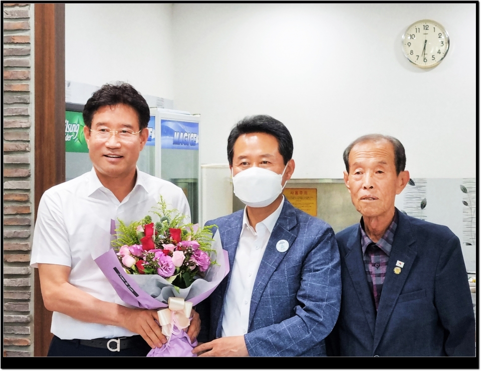 홍천군번영회 서재성(오른쪽) 역대회장이 이규설(왼쪽) 현 회장과 허필홍(가운데) 홍천군수에게 꽃다발을 전달하고 있다.