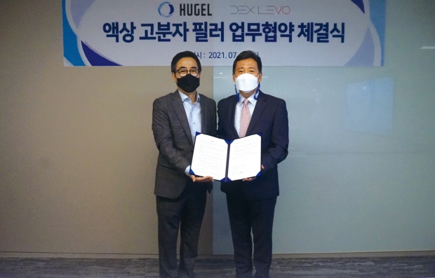 7일 휴젤 서울사무소에서 휴젤과 덱스레보의 MOU 체결식이 진행됐다. (우측부터) 휴젤㈜ 손지훈 대표와 덱스레보 유재원 대표가 기념촬영을 하고 있다.
