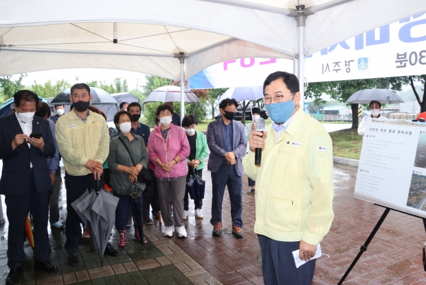 주낙영 경주시장이 7일 열린 ‘건천천 친수공간 산책로 조성사업’ 준공식에서 주민들에게 인사말을 전하고 있다