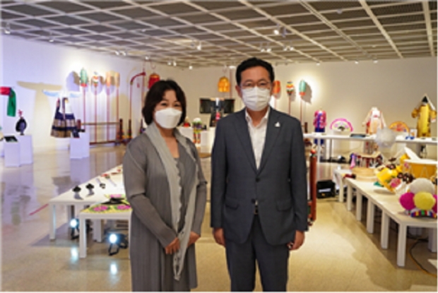 윤성주 예술감독과 박남춘 시장