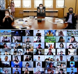 박남춘 인천광역시장이 16일 시청 접견실에서 온라인으로 진행된 '인천 SOS랩 MEET-UP Day' 행사에서 참석자들과 기념촬영을 하고 있다.
