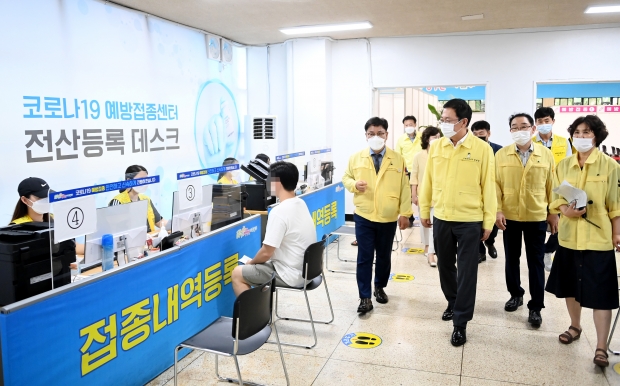 박남춘 인천광역시장이 16일 인천대학교 제물포캠퍼스 예체능관에 마련된 미추홀구 예방접종센터를 찾아 코로나19 대응상황을 점검하고 있다.