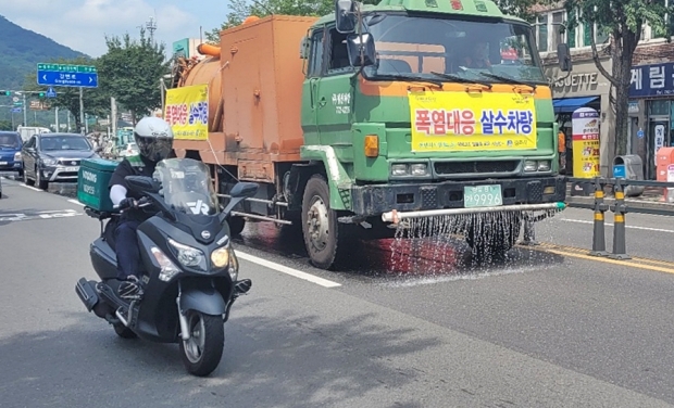 경주 전역에 폭염경보가 지난달 29일부터 발효됨에 따라 경주시가 지역 주요노선에 살수차를 운행하고 있다